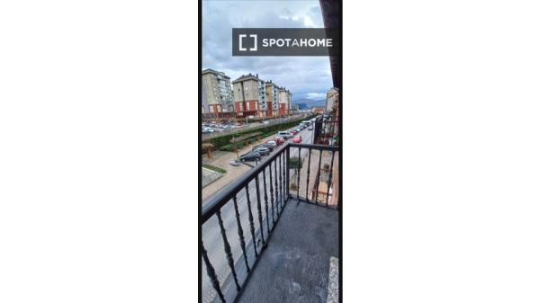 Se alquila apartamento de 3 habitaciones en Camargo.