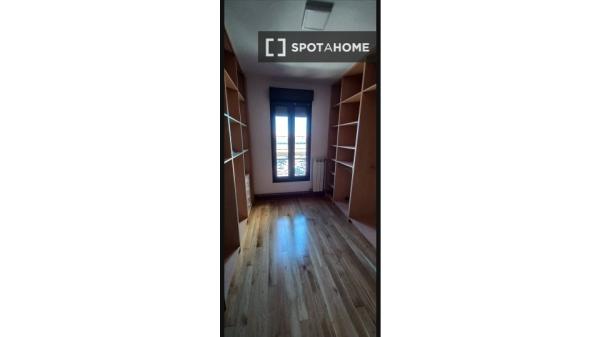 Se alquila apartamento de 3 habitaciones en Camargo.