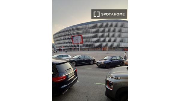 Pokój we wspólnym mieszkaniu w Bilbao