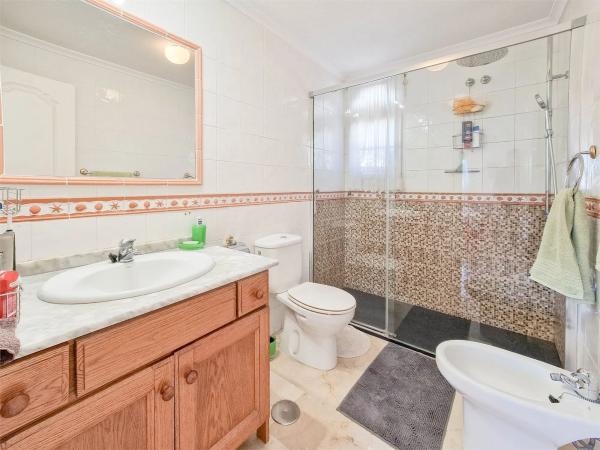 Casa independiente en avenida Castaño