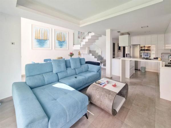 Casa independiente en avenida de Montezenia