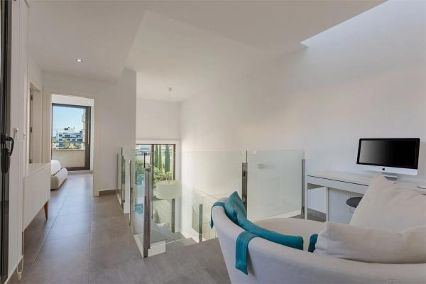 Casa independiente en avenida de Montezenia