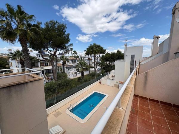 Chalet adosado en calle Cilantro