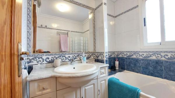 Chalet adosado en calle Coral