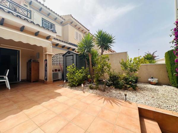 Chalet pareado en calle Abeto