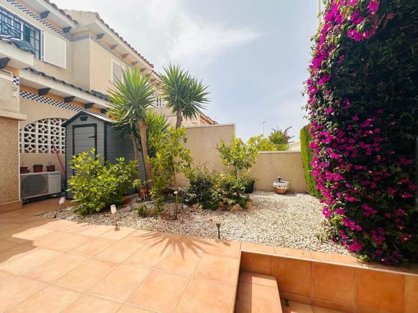 Chalet pareado en calle Abeto