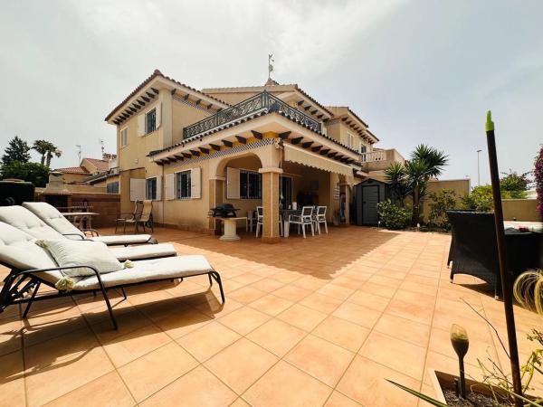 Chalet pareado en calle Abeto