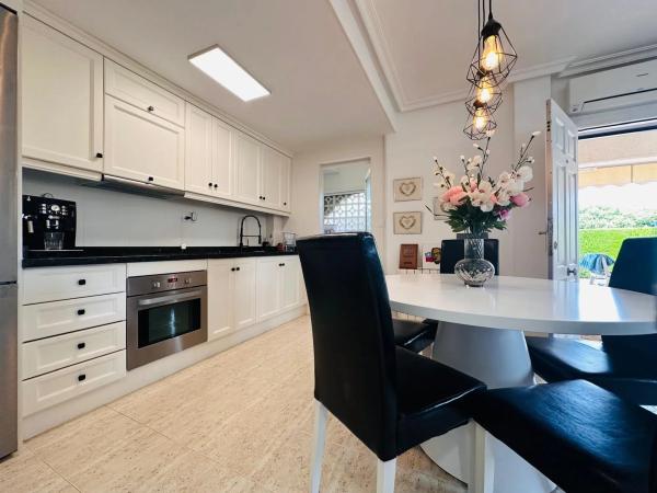 Chalet pareado en calle Abeto