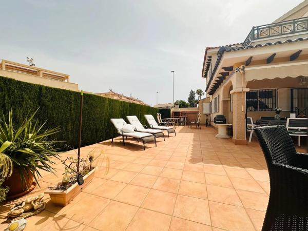 Chalet pareado en calle Abeto