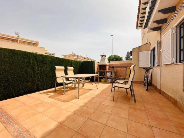 Chalet pareado en calle Abeto