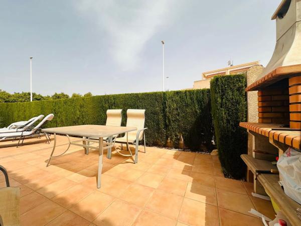 Chalet pareado en calle Abeto