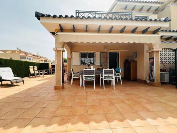 Chalet pareado en calle Abeto