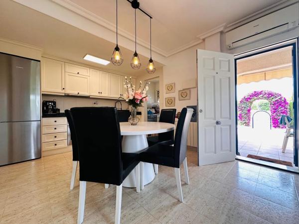 Chalet pareado en calle Abeto