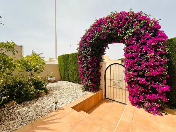 Chalet pareado en calle Abeto