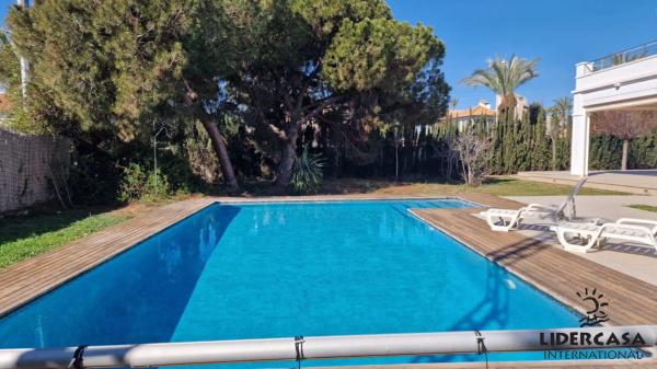 Casa independiente en avenida del Cabo