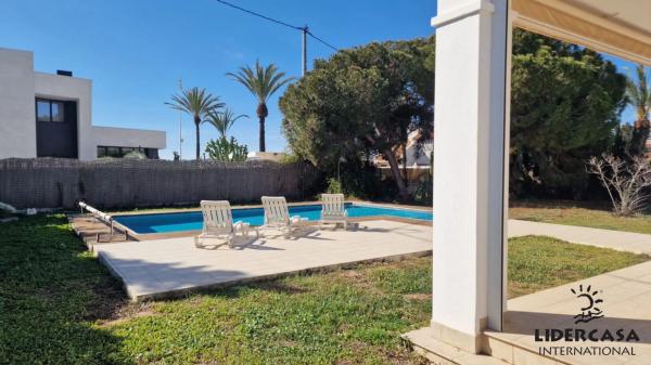 Casa independiente en avenida del Cabo