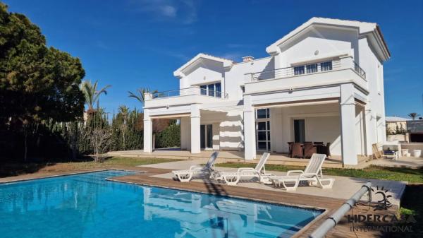 Casa independiente en avenida del Cabo