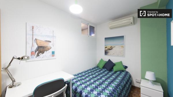 Cómoda habitación en alquiler, apartamento de 5 dormitorios, Alcalá de Henares