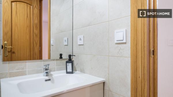 Room in a shared flat for rent in Alicante