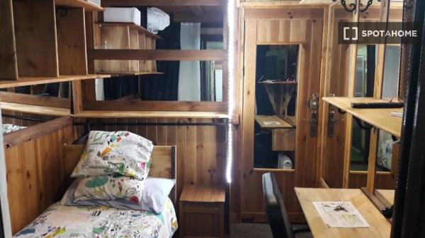 Room shared for rent in Parque Alameda-Paula López