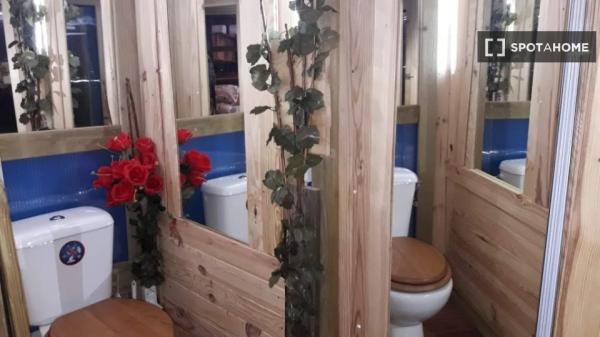 Room shared for rent in Parque Alameda-Paula López