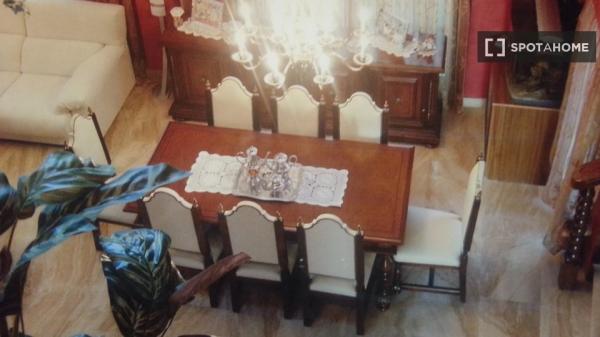 Room shared for rent in Parque Alameda-Paula López