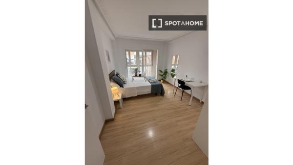 Chambre dans un appartement partagé de 4 lits à Alcalá de Henares.