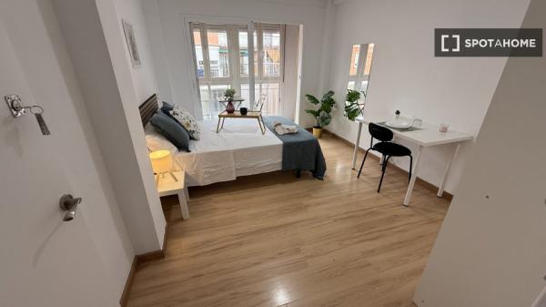 Chambre dans un appartement partagé de 4 lits à Alcalá de Henares.