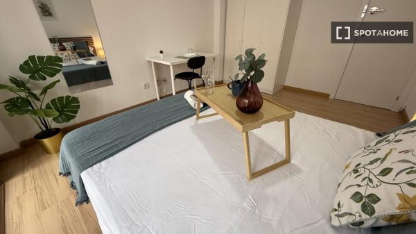 Chambre dans un appartement partagé de 4 lits à Alcalá de Henares.