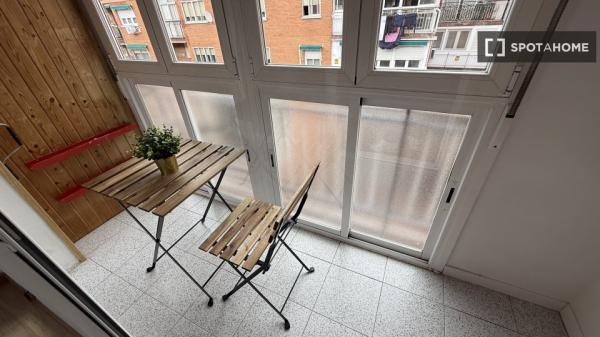 Chambre dans un appartement partagé de 4 lits à Alcalá de Henares.
