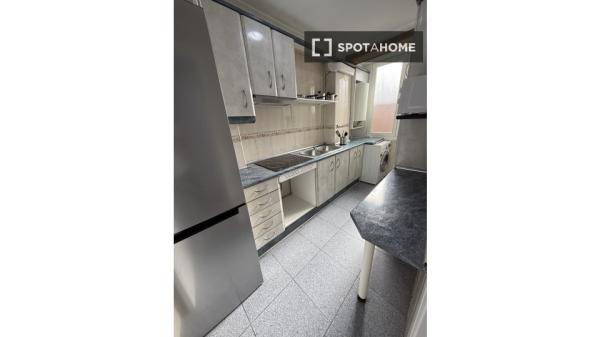 Chambre dans un appartement partagé de 4 lits à Alcalá de Henares.