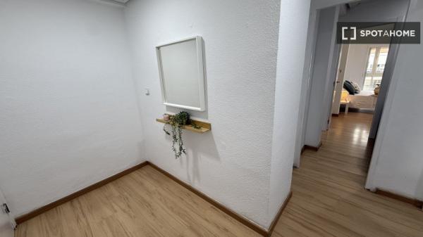 Chambre dans un appartement partagé de 4 lits à Alcalá de Henares.