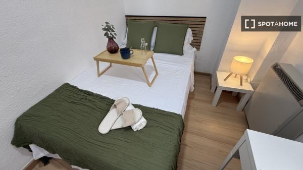 Chambre dans un appartement partagé de 4 lits à Alcalá de Henares.