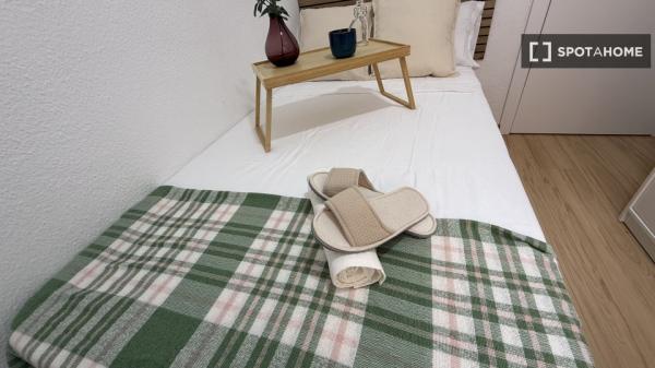 Habitación en piso compartido de 4 habitaciones Alcalá de Henares.