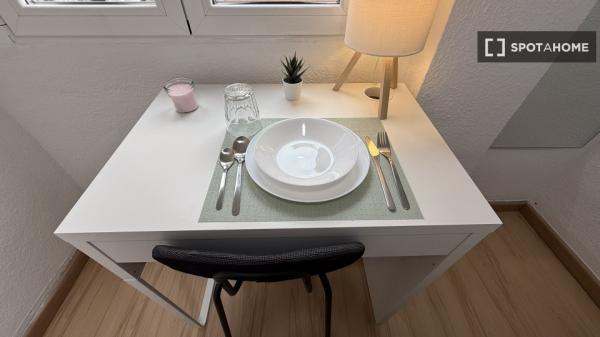 Habitación en piso compartido de 4 habitaciones Alcalá de Henares.