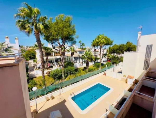 Chalet adosado en calle Cilantro, 1