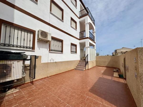 Casa independiente en calle Torre de Pisa