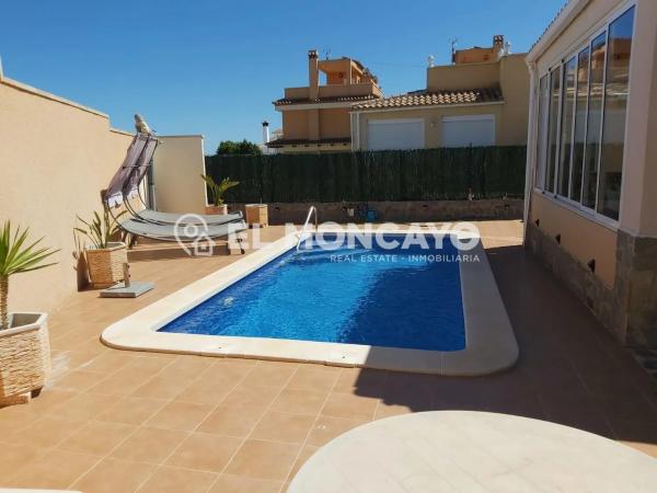 Casa independiente en avenida de las Carreras