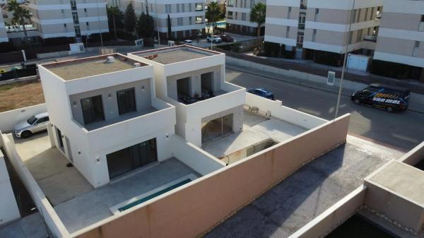 Chalet pareado en calle Canela