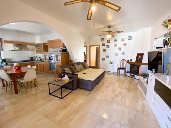 Casa independiente en calle Relámpago Bal