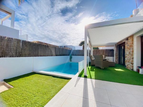 Casa independiente en calle Jónico