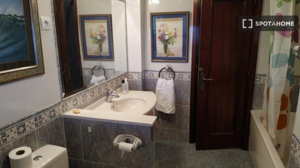 Chambre dans un appartement partagé à Getxo