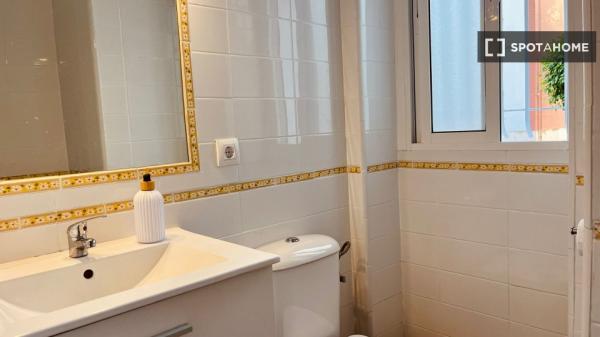 Apartamento de 3 dormitorios en alquiler en Los Remedios, Sevilla