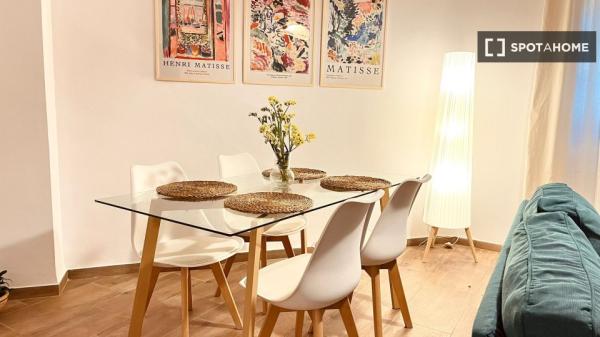Apartamento de 3 dormitorios en alquiler en Los Remedios, Sevilla