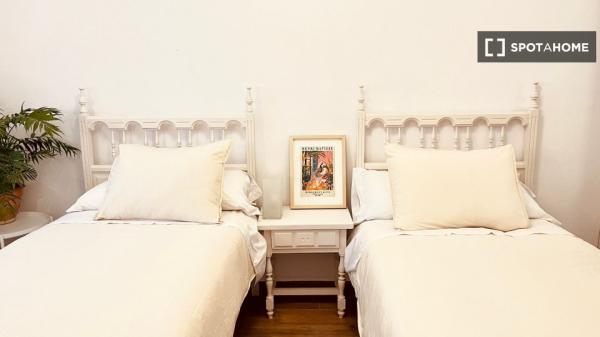 Apartamento de 3 dormitorios en alquiler en Los Remedios, Sevilla