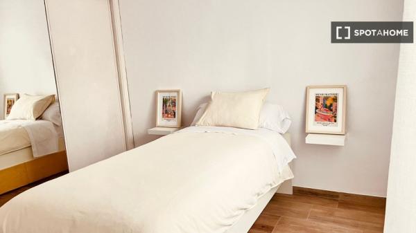 Apartamento de 3 dormitorios en alquiler en Los Remedios, Sevilla