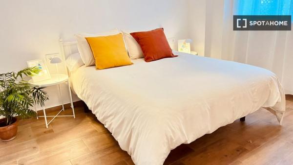 Apartamento de 3 dormitorios en alquiler en Los Remedios, Sevilla