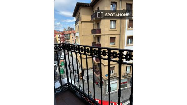 Room in shared apartment in Bilbao