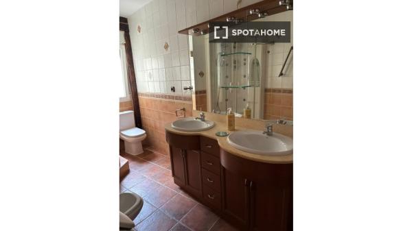 Room in shared apartment in Bilbao