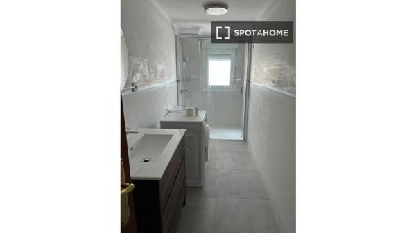 Room in shared apartment in Bilbao